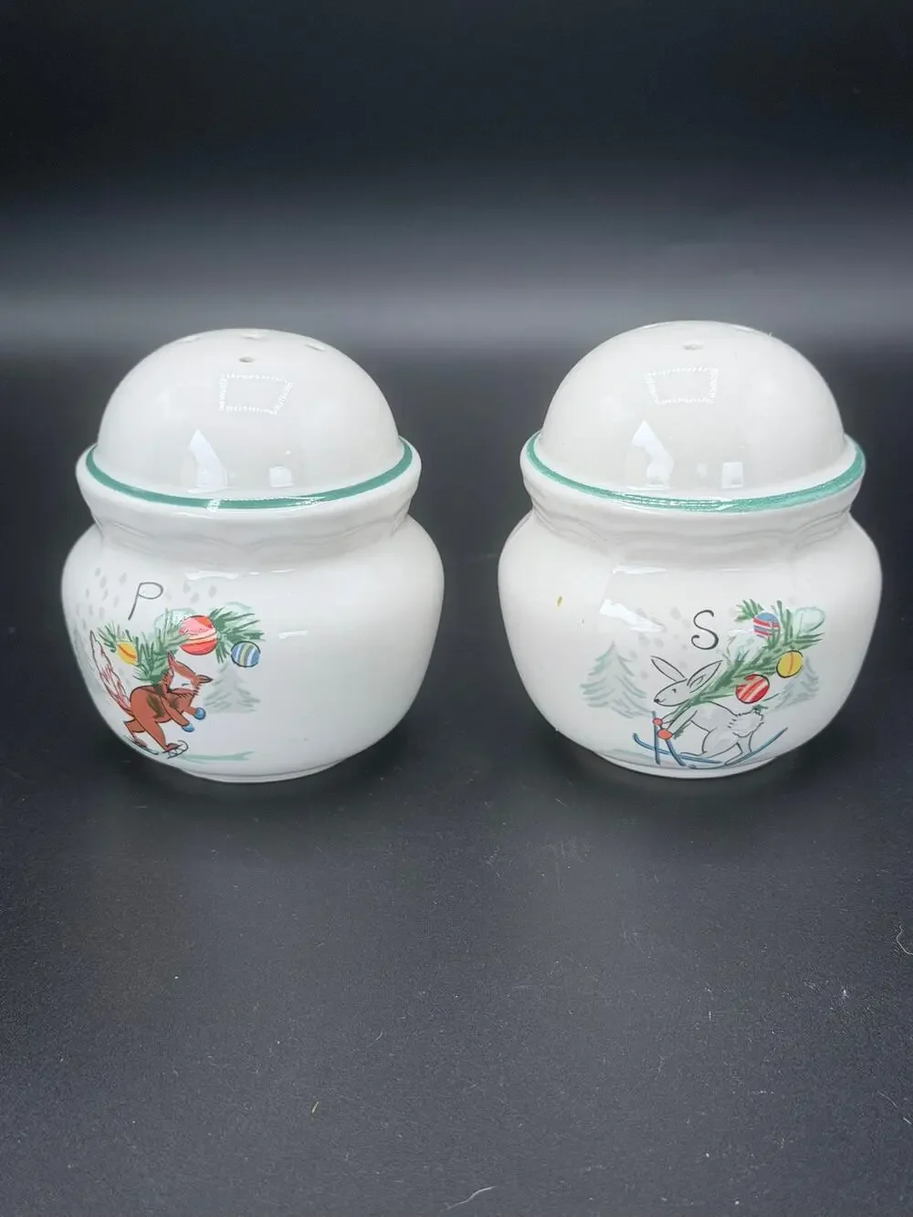 Vintage International China Country Christmas 8966 Salt Pepper Shakers Set